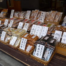沢山の種類のお煎餅が店頭に並びます