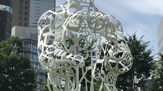 人が体育座り？