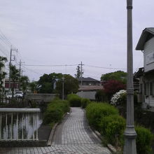 栃木駅近くでは川沿いに石畳やガス灯がありました