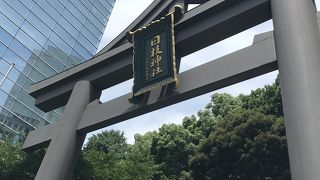 オフィス街の神社