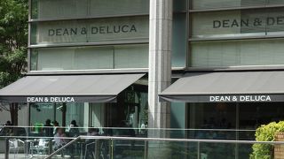 開放的な空間でゆっくりお茶できる