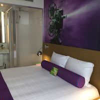 ダブルベッドルーム シャワーはすりガラス