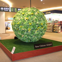 国内線４階の大きな花の球体