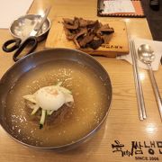 辛いのが苦手でも食べられる!　韓国旅行初心者にもオススメの冷麺+豚焼肉のセットをお得に食べられるお店!