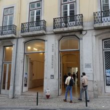 ファンケイロス通りへのエレベーター乗り場。