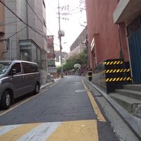 会賢駅からこの緩やかな坂を上って行く