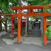 緑風荘敷地内には稲荷神社（画像左手）と亀麿神社が。