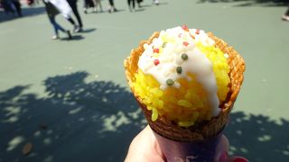 その季節の注目の食べ物が売ってます