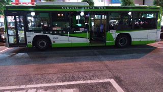 昔からほとんど変わらないレトロ感あふれる緑色と白色のバスの塗装