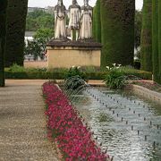 カトリック両王にコロンブスが謁見した5月1日にアルカサルの庭園を見学する。