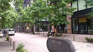 暑いとき助かるのは、この道には並木があって、ビルと並木のおかげで日陰がたくさんあることです