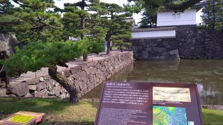 この門は、江戸城本丸南口の通用門で、1614年に造られました