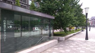 行幸通りと丸の内仲通りの交差する所にあって、地下で丸ビルと新丸ビルをつなぐ展示スペースです。