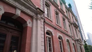 赤レンガがたいへんきれいな重厚な建築物はレプリカ