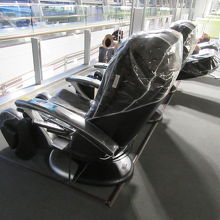 国内線エリアのマッサージチェア