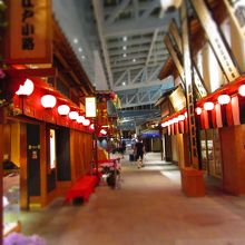 夜遅い時間だったのでショップはほとんど閉まってました。