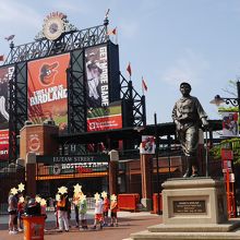 入り口前にベーブルースの像が建っています