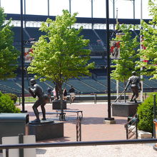 選手の像が置かれた休憩エリアもあります