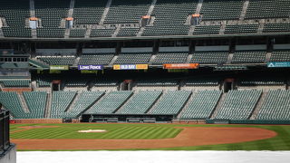 市街にある綺麗な球場です