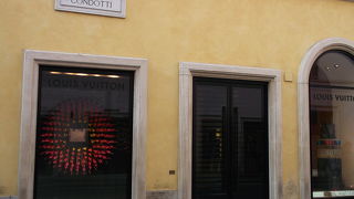 ブランド店がズラリと並ぶ