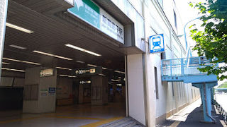 秋は駅前の大通りの並木の紅葉がきれいです。