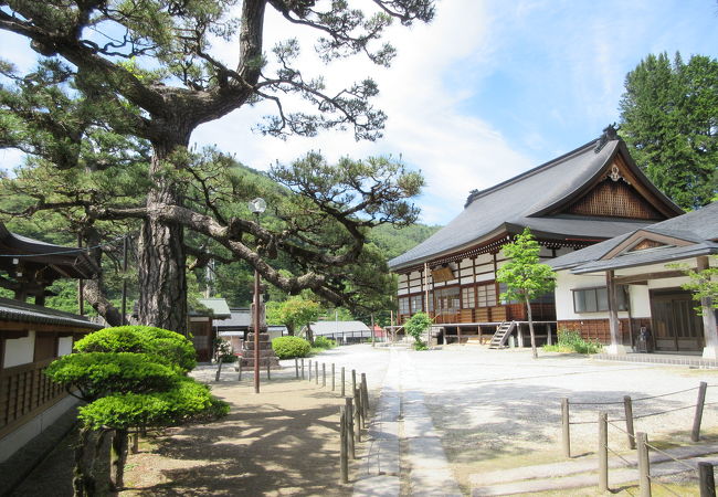 歴史ある山門には鐘楼がのっています