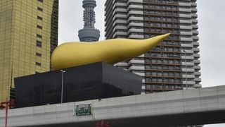 奇抜というしかない建物