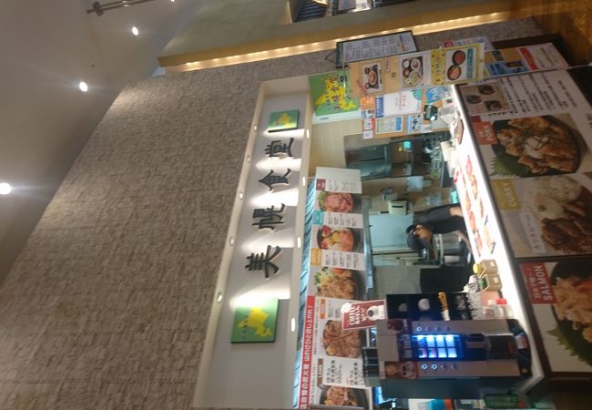 豚丼が食べられるフードコート内の店