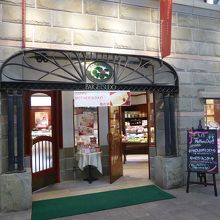 通りにある梅月堂