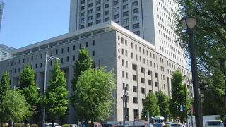 日比谷濠を見下ろすビル