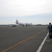 歩いて飛行機に向かいます