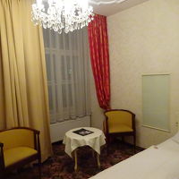 シャンデリアもどきのライトが宮殿っぽい