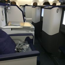 内側席はならんで配置されている