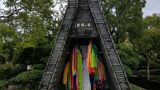 平和祈念像の両サイドに