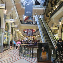 中央にエスカレーターがありました。