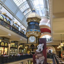 天井から吊るされた大きな時計