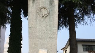 大きな銅像が、あります。