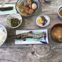 嘉門次小屋の名物の岩魚の塩焼き