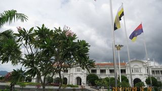 白亜の駅舎が美しい！　ホテルもある？