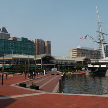 水辺は広い遊歩道になっています