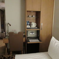 金庫にお茶セットに、右はクローゼット。