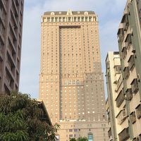 シックで落ち着いた高層ホテル。