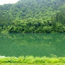 露天風呂から眺めることができる只見川