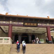 誰もがここから入って行きます。