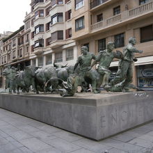 通りにある「牛追いのモニュメント」