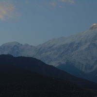 朝日に輝くニルギリ峰