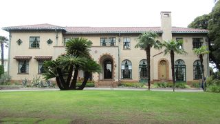 グランドピアノが置いてある居間があります