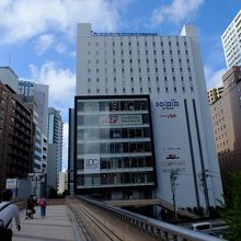 仙台駅からのデッキを上り下りすることなくホテルに到着できます