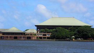 人造湖の中央の島にある美しい国会議事堂