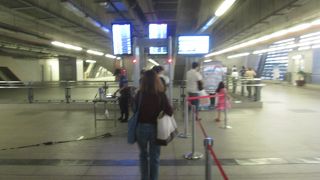 構内に入るときにゲートをくぐります